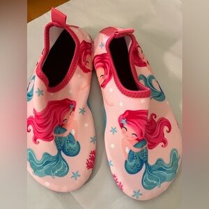 New without tags- girls mermaid swim shoes- size 13/1